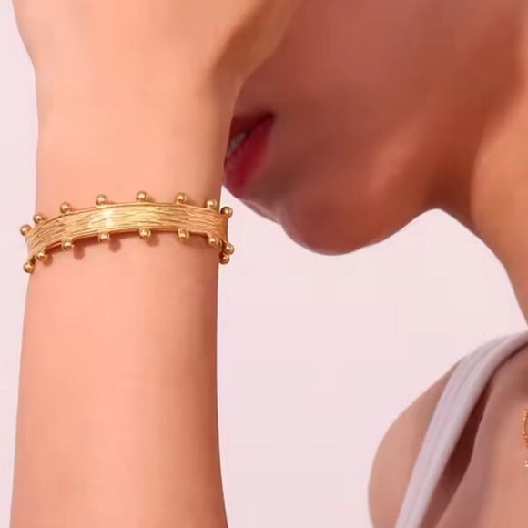 New ANTHRO Elegant Gold Textured Rivet Cuff Bracelet - Picture 1 of 15